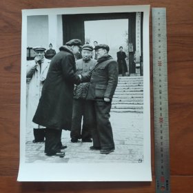 超大尺寸：1952年1月，刘少奇视察湖南大学，与李达校长在湖大门口合影（袋1081）