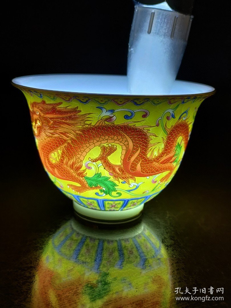 乾隆年制，珐琅彩龙凤纹茶杯