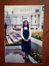 90年代摄于吉林市博物馆广场女学生照片一张