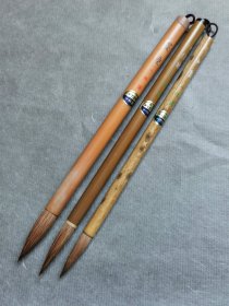 一休园山马毛老毛笔一组，都未使用，从左到右，峰长为4.5，4.4，3.8厘米，都属于大楷规格的硬毫毛笔，三支一起出