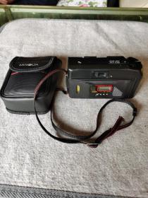 日本产JEC910D胶卷相机，成色还很新，外观无磕碰摩擦掉漆，螺丝有锈迹，装上两节5号电池滑盖开机，拍照快门闪光正常，配一胶卷，电池自备，带外套（有些旧）本人不内行，不包售后和退换。
