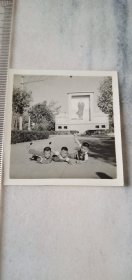 少见特殊时期六十年代三名儿童在毛主席巨像前模仿战士，胸带毛章，值得回忆