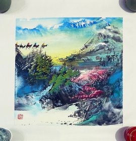 泼彩山水画，春山行旅，西域寻梦，很有意境，写意画法，皴法点染，真人真迹纯手绘作品，假一赔万，终身保真，甘肃省美协会员焦若松老师的原创大作，实际画的比照片拍出来要漂亮的多，笔法苍劲有力，浓淡干湿焦，行云流水，构图色彩非常漂亮。尺寸60×60公分，小四尺斗方的，家里客厅，沙发背景墙，玄关，书房，茶室，办公室都可悬挂，闭眼入的一副佳作。