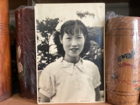 民国美女老照片，相纸厚，神似明星，服饰发型华丽，有典型的时代特色。尺寸中大如图所示。漂亮。PS老照片不是新产品，要求完美者慎拍