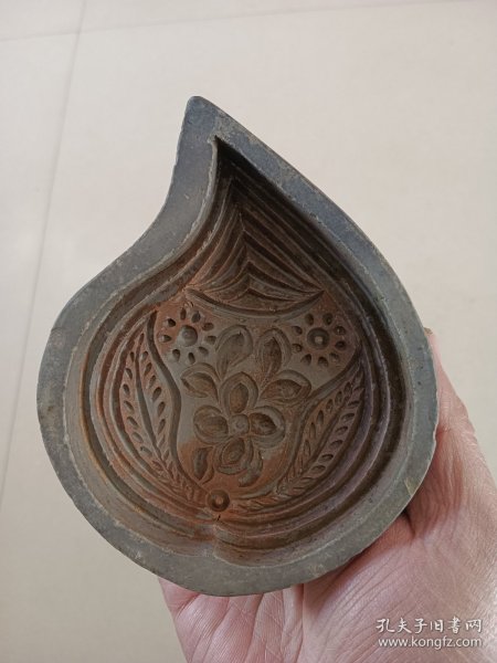 老陶制桃型面模子 边沿小磕皮 中心花蕊有两处小凸出尖缺损见图九红圈为缺失蓝圈为完整