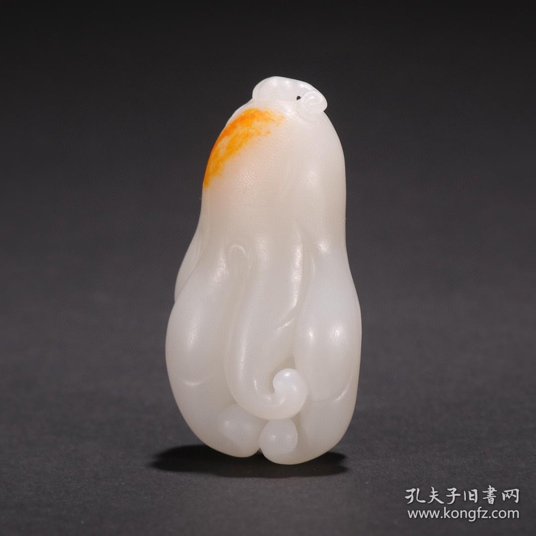 和田玉籽料佛手型挂件尺寸：高6.2宽3.7厚2.7cm重74g精选和田玉籽料，玉质温润、白度一级，油性十足、雕就佛手、透雕技法、寓意好、把玩舒适、包浆醇厚、收藏精品