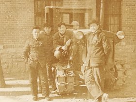 50年代初山东农学院学生在履带式拖拉机前合影照片(解放初山东农学院美女小照片相册)