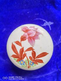 怀旧老瓷器民国手绘画的五彩花卉图粉盒一个。包老保真怀旧少见品种，精美漂亮。