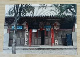 九十年代佚名摄影家拍摄《古建筑系列•小寺庙大殿》大尺寸原版彩色照片1张