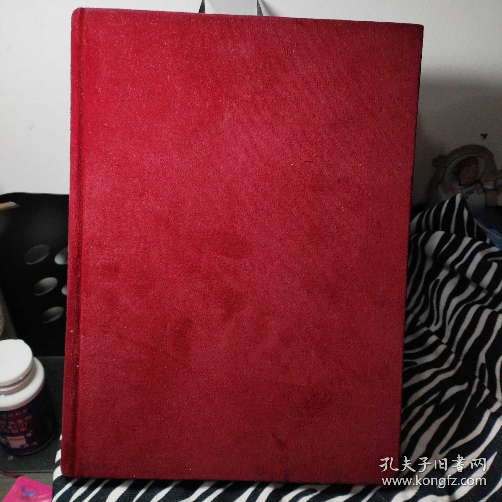 人民币图册 （16开红绒布面硬精装） 缺书衣