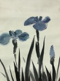 再 画268精品回流 鸢尾花图立軸，纸本绫裱，树脂軸頭，畫芯27×66厘米，款印如图，品相如圖老旧，手绘精品放心收藏！