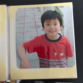 相册照片：粘贴空白相（像）册一册（33cm×32cm），内有1张儿童照，20张内页