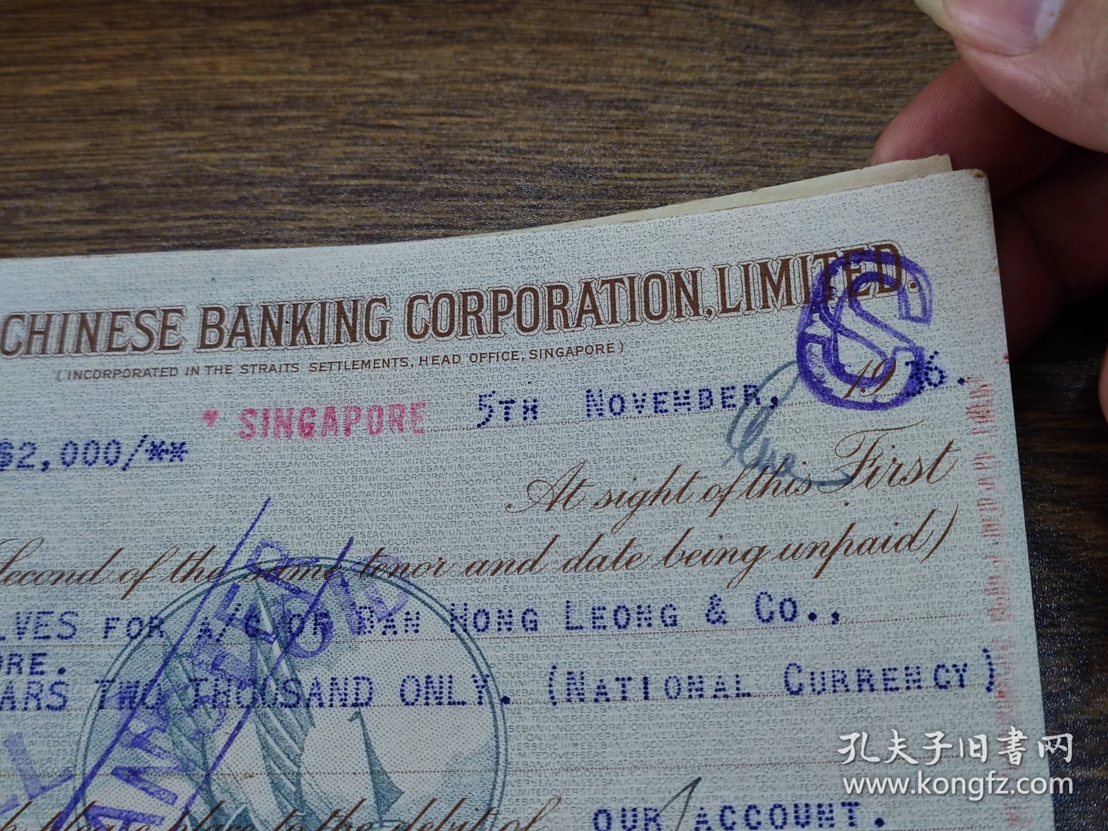 民国25年新加坡华侨银行汇票三联合一份（厦门兑付）~~第一联贴海峡殖民地税票，背面有新加坡万丰隆公司印章