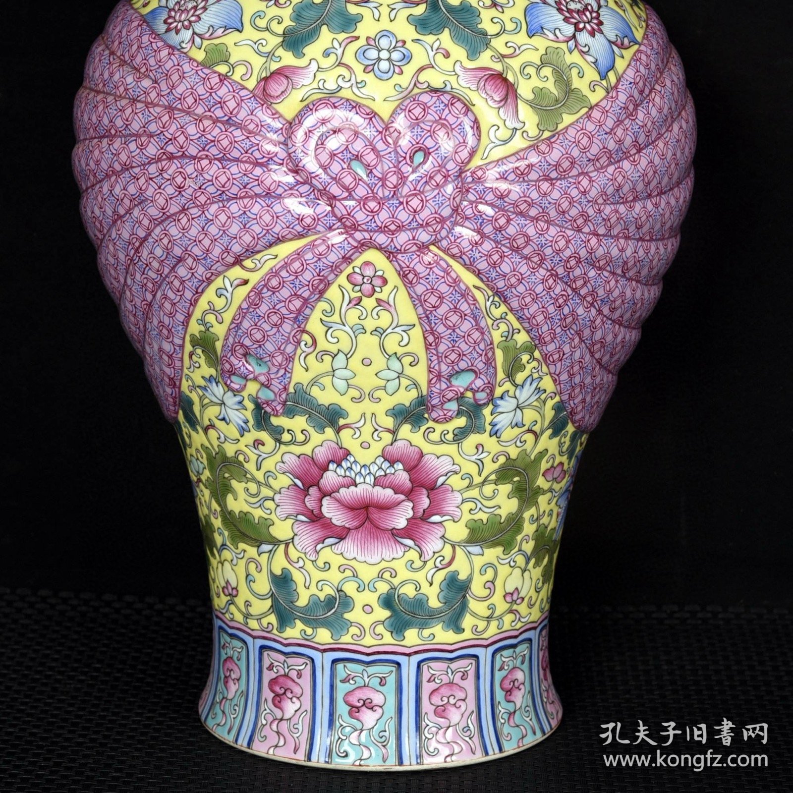 清乾隆黄地珐琅彩描金缠枝花纹包袱瓶 高35.5厘米 直径21厘米