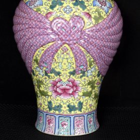 清乾隆黄地珐琅彩描金缠枝花纹包袱瓶 高35.5厘米 直径21厘米