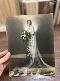 《民国老照片》（彩色手工上色，1930年代婚纱捧花美女照，19*24cm，私藏）