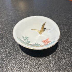 日本烧手绘老酒具年份好约国内文革手绘描金龟鹤图一口杯，直径7.6cm 高3cm，底足有窑痕