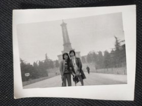 1960年代《老照片》烈士公园的时尚女青年