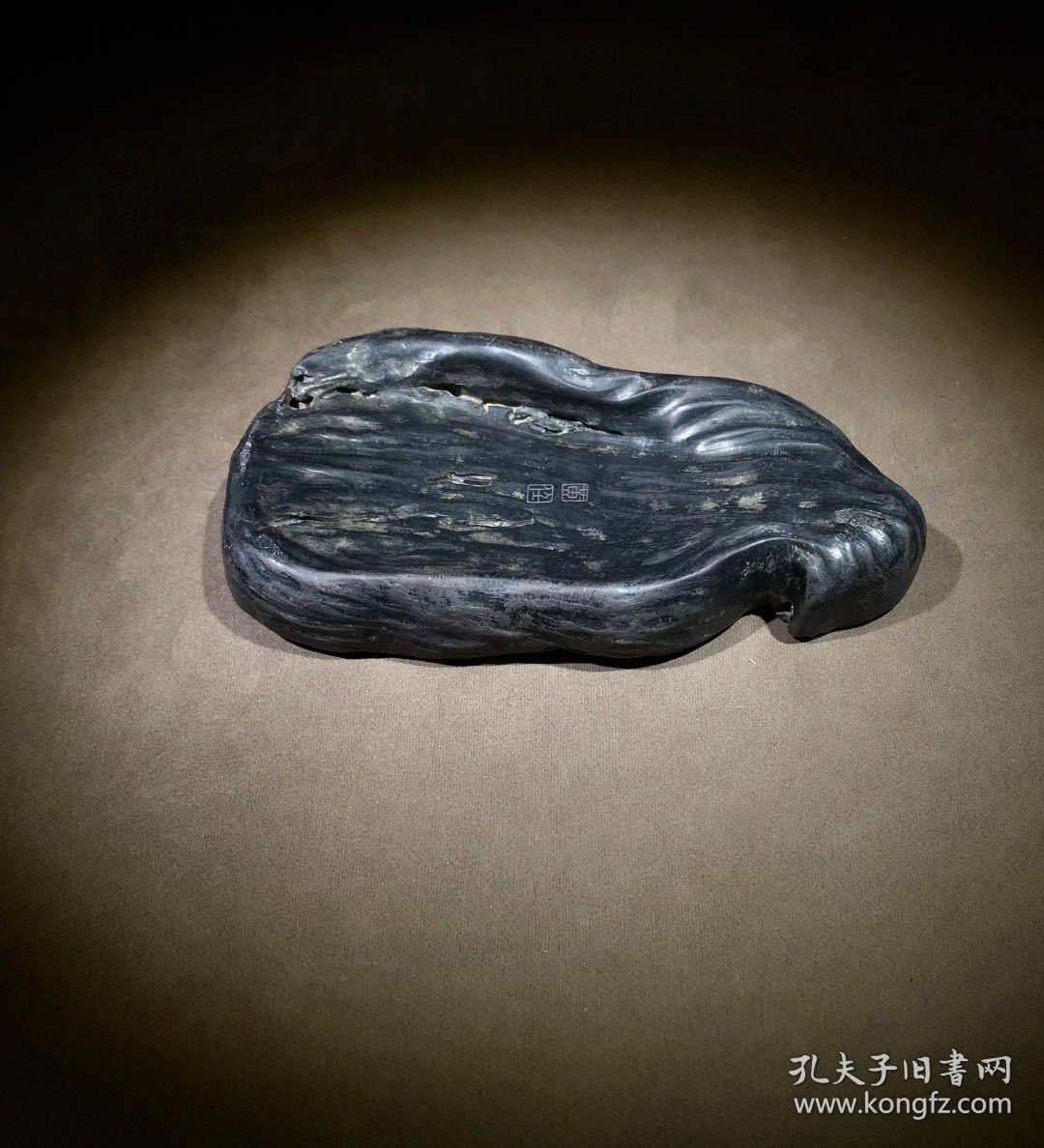 端砚，立体满工雕刻荷叶，雕刻精细逼真，维妙维肖栩栩如生。砚堂天然鱼脑冻、火捺。砚背部落款：黄任。砚长16.6厘米，宽9厘米，厚2.6厘米