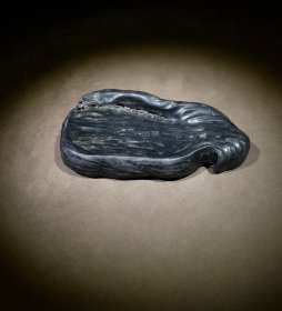 端砚,立体满工雕刻荷叶,雕刻精细逼真,维妙维肖栩栩如生。砚堂天然鱼脑冻、火捺。砚背部落款:黄任。砚长16.6厘米,宽9厘米,厚2.6厘米