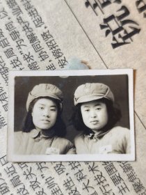 50年代中国人民解放军女兵合影留念老照片