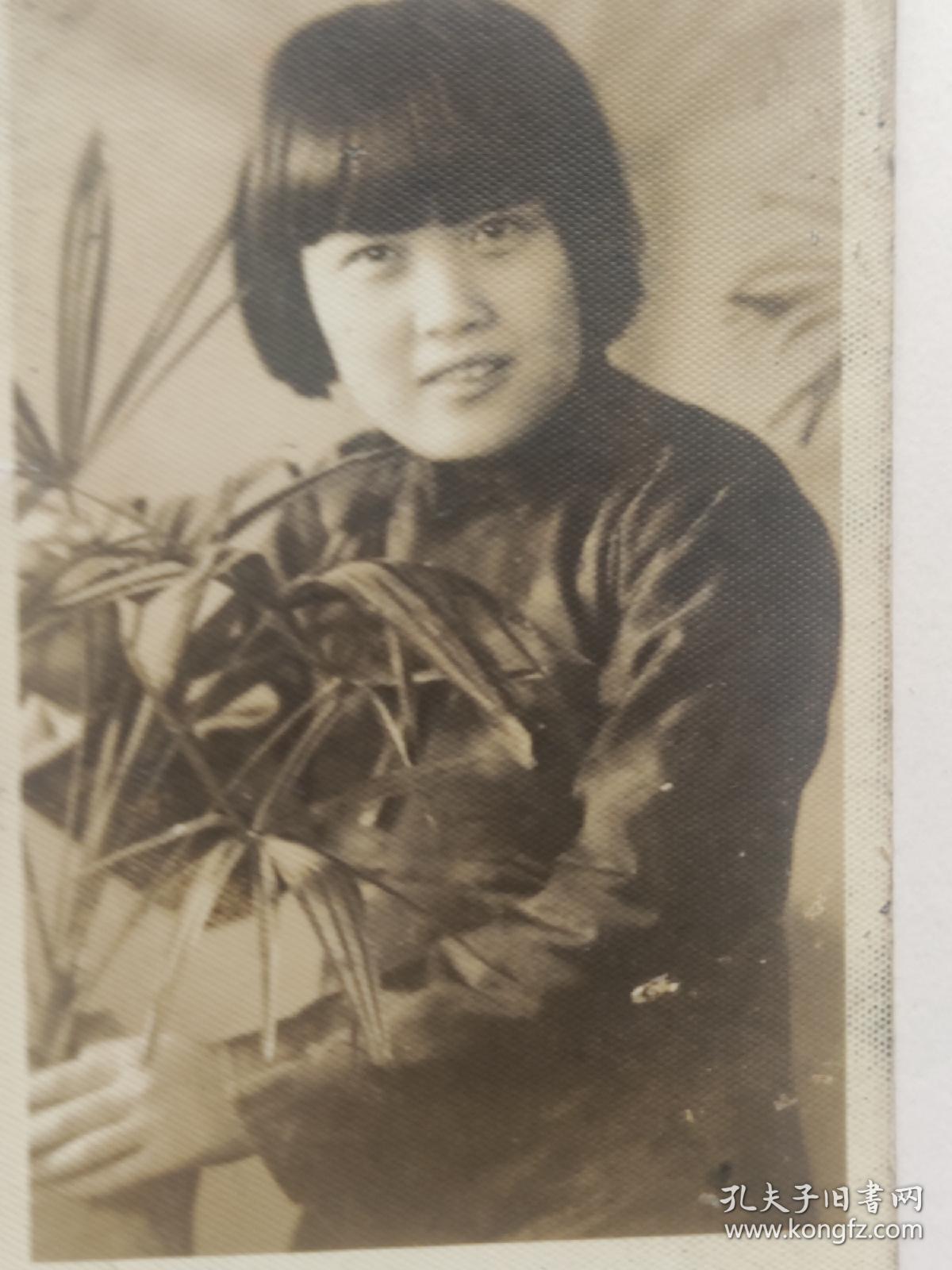 1936年民国美女泛银厚实照片