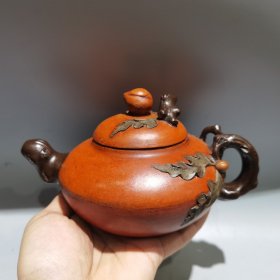 品名：寿桃壶 底款：蒋蓉
尺寸：20/10cm..容量：420cc泥料：段泥