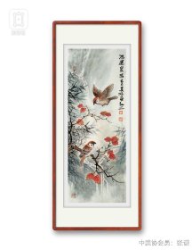 鸿运泉鸣（麻雀）25×65宣纸软片未裱，装框图为效果图。 张谦原名张勇，字文进，号天东人，又号游心堂主。张宝珠先生入室弟子，早年随王炳龙老师学习花鸟。现为中国美术家协会会员，山东省美术家协会会员，山东画院画师，中国画创作研究院院聘画家，肥城市第九届十届政协委员。1968年生于山东肥城。2014年考入北京大学艺术学院中国画方向研究生班，就读于范扬工作室