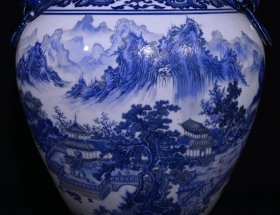 大清乾隆青花山水纹兽耳瓶，高33.3×23厘米