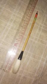 老毛笔，邗江八里笔厂，早期五号牛角提斗1支，尺寸及品相无损。如图根据旧物原则，自已看图详鉴。藏级年代