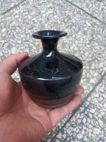老磁洲窑黑釉小瓶，开片釉，器形漂亮，保存完整，如图所示，高10厘米，价优，喜欢的老板看好抓紧下单，