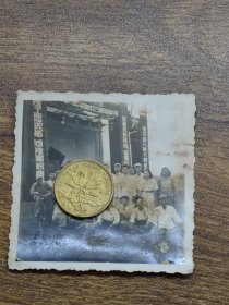 1952年于国庆大会合影照片：庆祝中国人民共和国成立三周年纪念大会 / 加强抗美援朝 保卫世.../ 完成土地改革 迎接建设高潮 /全中国人民大团结·~~可能是中山县的？？！！