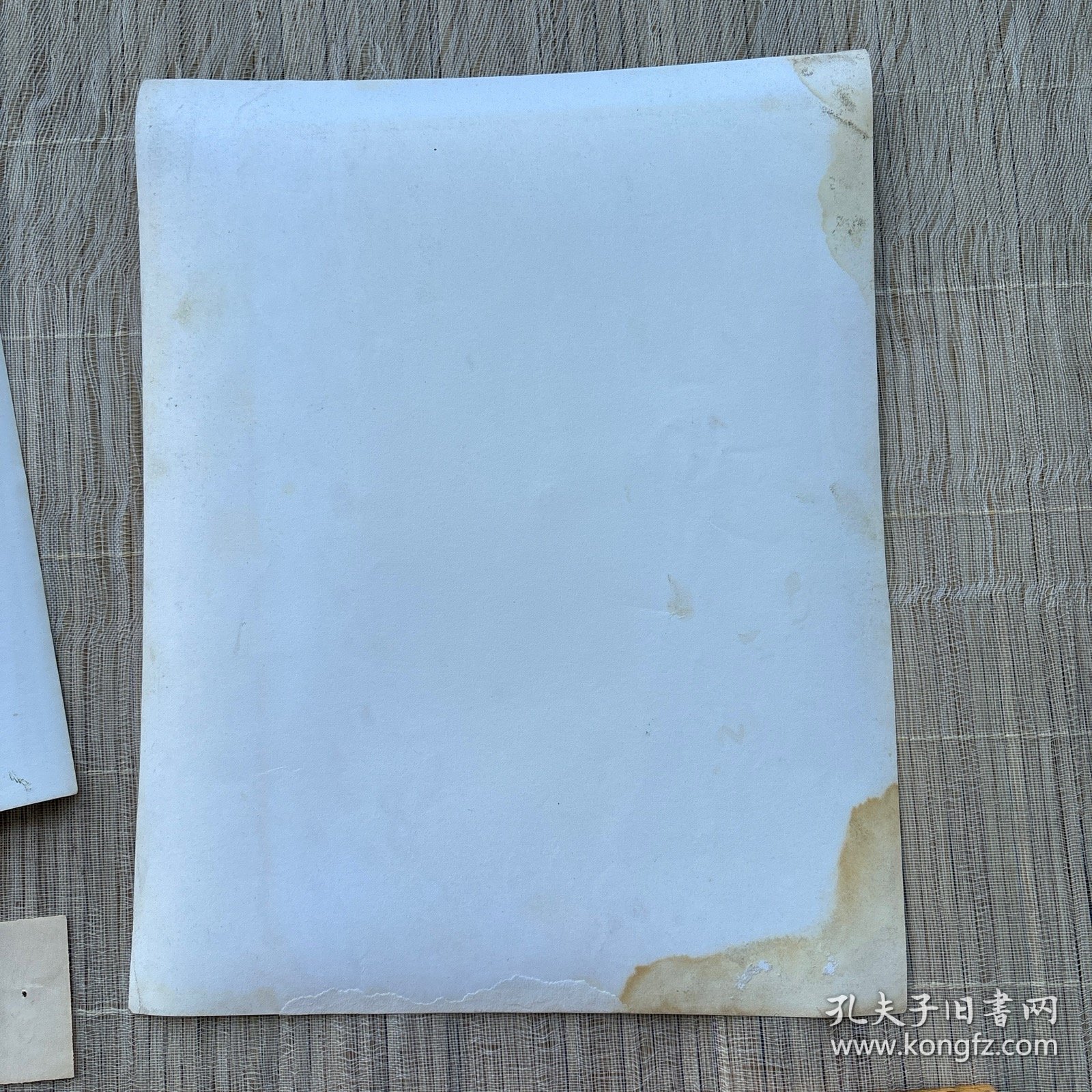 上海。罕见大开本老照片。两张合出！记录伟人的足迹。毛主席，以及他战斗过的地方。源自国内权威新闻机构拍摄。往昔风光摄影艺术和肖像摄影艺术结合。60年代的老相纸了，原版，自然老化，品相如图，谨慎下拍。上海一大旧址。新天地。革命传统教育 红色文旅 人文旅游。