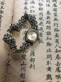 上海手表二厂，女士机械手表，上弦就走，但是有瑕疵，表链需要换，还有12点的地方那个钻掉下来了，需要重新打开粘住，其他正常。
