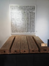 汉代先民狩猎宗布护卫双龙穿璧汉画像砖拓片一套六块 砖出许昌，年份汉代，整体尺寸横150厘米纵160厘米厚度14厘米，现藏三乡驿丝绸之路义信斋汉画碑拓博物馆第一厅。 汉代的画像砖是一种重要的艺术形式，反映了当时的社会生活、宗教信仰和文化习俗。您提到的“汉代先民狩猎宗布护卫汉画像砖一套六块”是指一组描绘狩猎场景和宗布护卫主题的画像砖。这类画像砖通常用于墓葬装饰，旨在为逝者提供保护和陪伴。