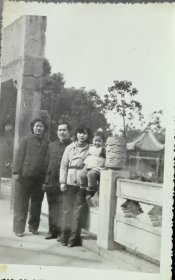 黑白照片（一家人）