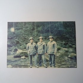 老照片-八十年代三名工商管理干部在张家界金鞭溪留影（三人穿制服）