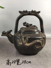 精品纯手工紫砂壶   纯手工打造，磨损自然，微折线钢劲有力，刀刻极度深邃，密封性良好，散热慢，壶嘴采用竹节式设计，出水更为流畅，断水利落，造型漂亮  壶型周正古朴，敦厚庄重，品相完整，成色如图