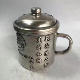 古玩杂项铜器渡银茶缸酒杯毛主席纪念茶水杯家居收藏摆件，重约600多克，标价就是卖价，不议价不退换偏远不包邮。                             
  小店诚信交友。看到有喜欢的收藏下，需其它古玩摆件老货进店查看，不定时更新，欢迎捡漏，不议价。诚信经营…