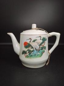 六七十年代松鹤延年茶壶
器型端庄，雅趣别致，釉色莹润漂亮，胎质洁白，瓷胎细腻，全品。