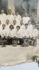 1959年全国烈军属残废军人积极分子代表与大会餐厅工作人员合影