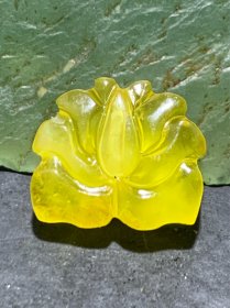 精美天然乌克兰原矿蜜蜡雕刻莲花背云（板珠，吊坠)一个，