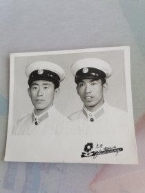 老照片两个穿白色制服的公安干警