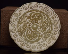 和田玉镜 规格: 8.8×8.8×1.1厘米，重 126克。 玉质温润细腻，沁色自然，刀功老道，皮壳包浆一流，雕刻生动，线条流畅，品相完美！