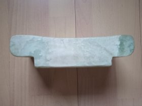 玉石枕 重量8.8斤左右，尺寸大小看图片标记（玉石枕买的年头长了，有些地方可能有细细的磨纹，属于正常，介意请勿下单。）