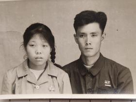60年代夫妻佩戴毛主席像章合影泛银(程少侠林(宁)佩珍相册)