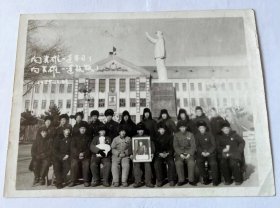 1968年12月8日 向英雄一连学习，向英雄一连致敬！手捧着毛主席大号白瓷塑像，毛主席大幅画像...老照片 时代色彩浓厚！