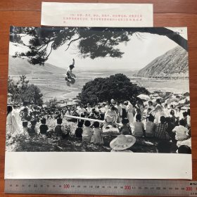 超大尺寸：1978年，吉林朝鲜族女孩在节日里举行跳板表演