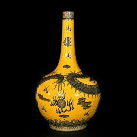 清乾隆黄釉开片墨彩龙纹长颈瓶一对；40x21厘米