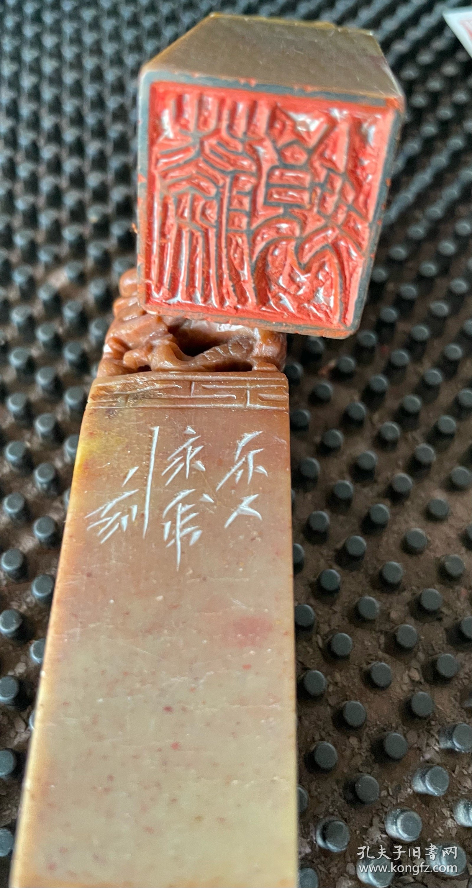 西泠社员王永虎篆刻 尺寸2.5×2.5×7.9×2 王永虎,号乐人，现为工艺美术师，西泠社员。擅书法、篆刻、兼长工笔花鸟画。曾习**印四百余方，颇得古印风韵，其篆刻取浙、皖两派之精髓，自成面貌。多年来，对“肖形印”作了专门研究,作品为杭州图书馆、浙江图书馆、浙江自然博物馆等收藏。其人与作品入录《当代篆刻家大词典》、《世界华人文学艺术界名人录》等辞书。